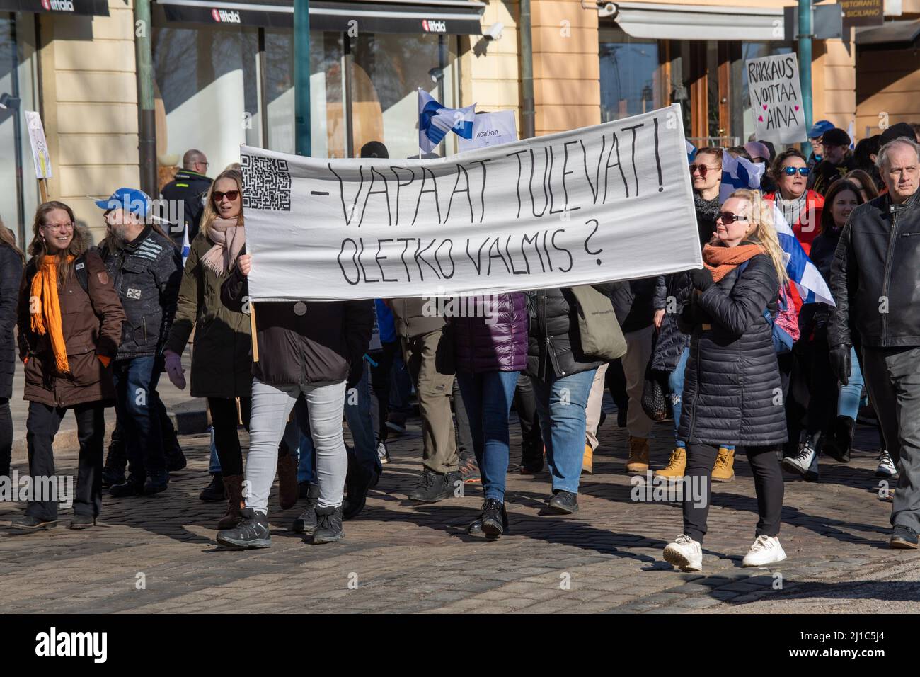 I manifestanti vaccinali con bandiera alla dimostrazione di Worlwide 7,0 su PohjoisEspllanadi a Helsinki, Finlandia Foto Stock