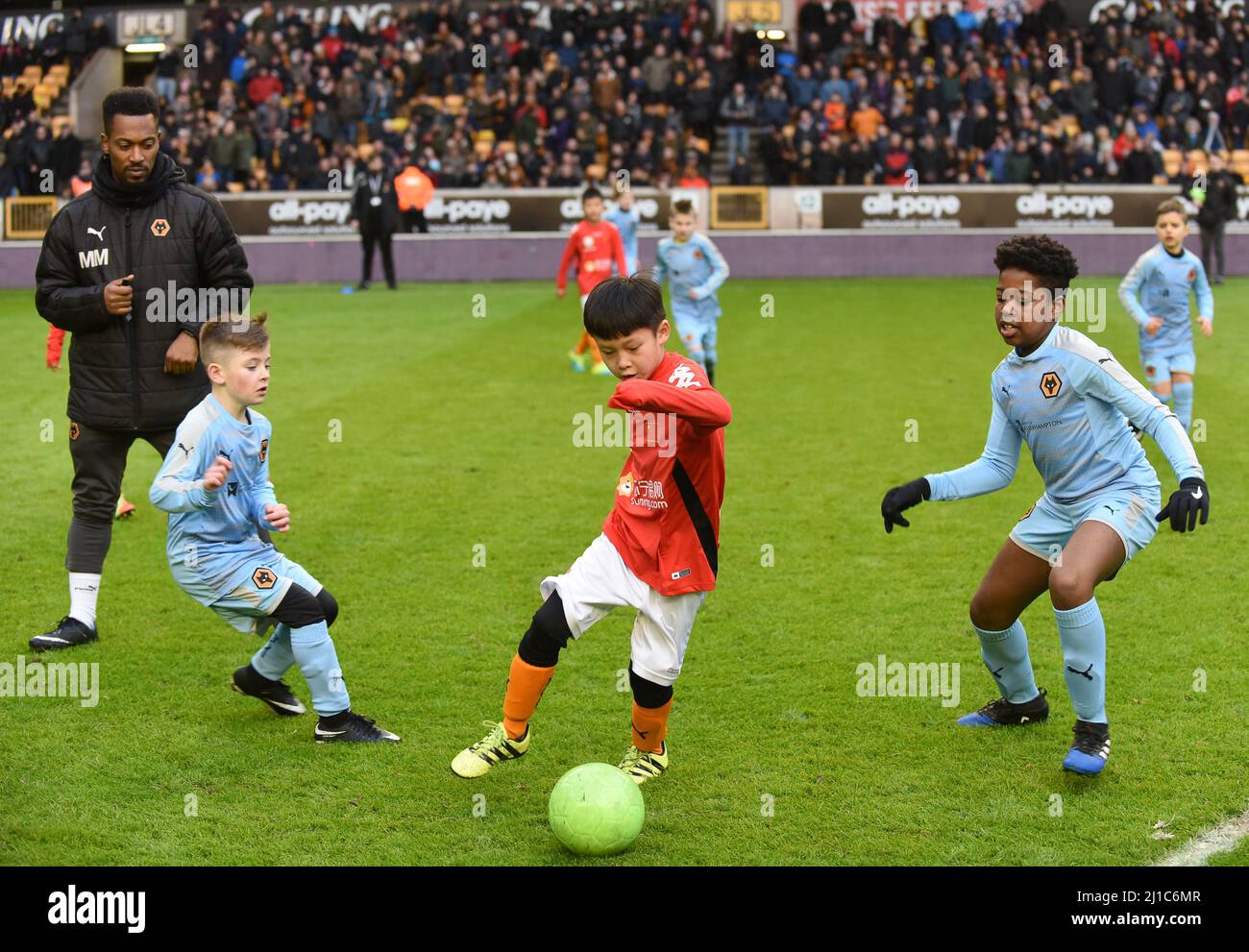 Wolverhampton Wanderers accademia calciatori che giocano 'China Football Boys' Chinese Boys al Molineux 10/02/2018 Foto Stock