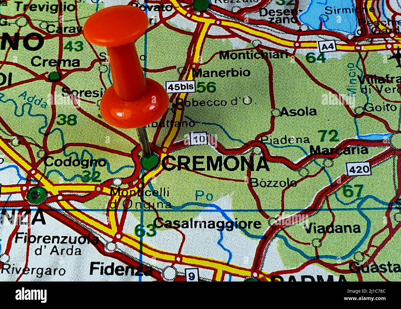 Primo piano di un pin situato sulla mappa di Cremona. Foto Stock