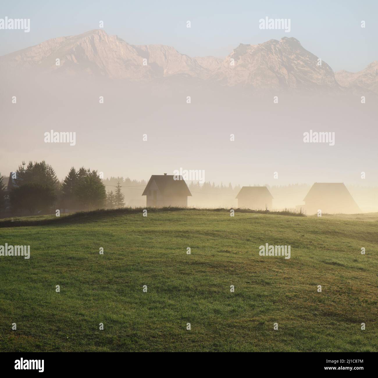 Paesaggio nebbia sul villaggio di montagna del Parco Nazionale Durmitor in Montenegro Foto Stock