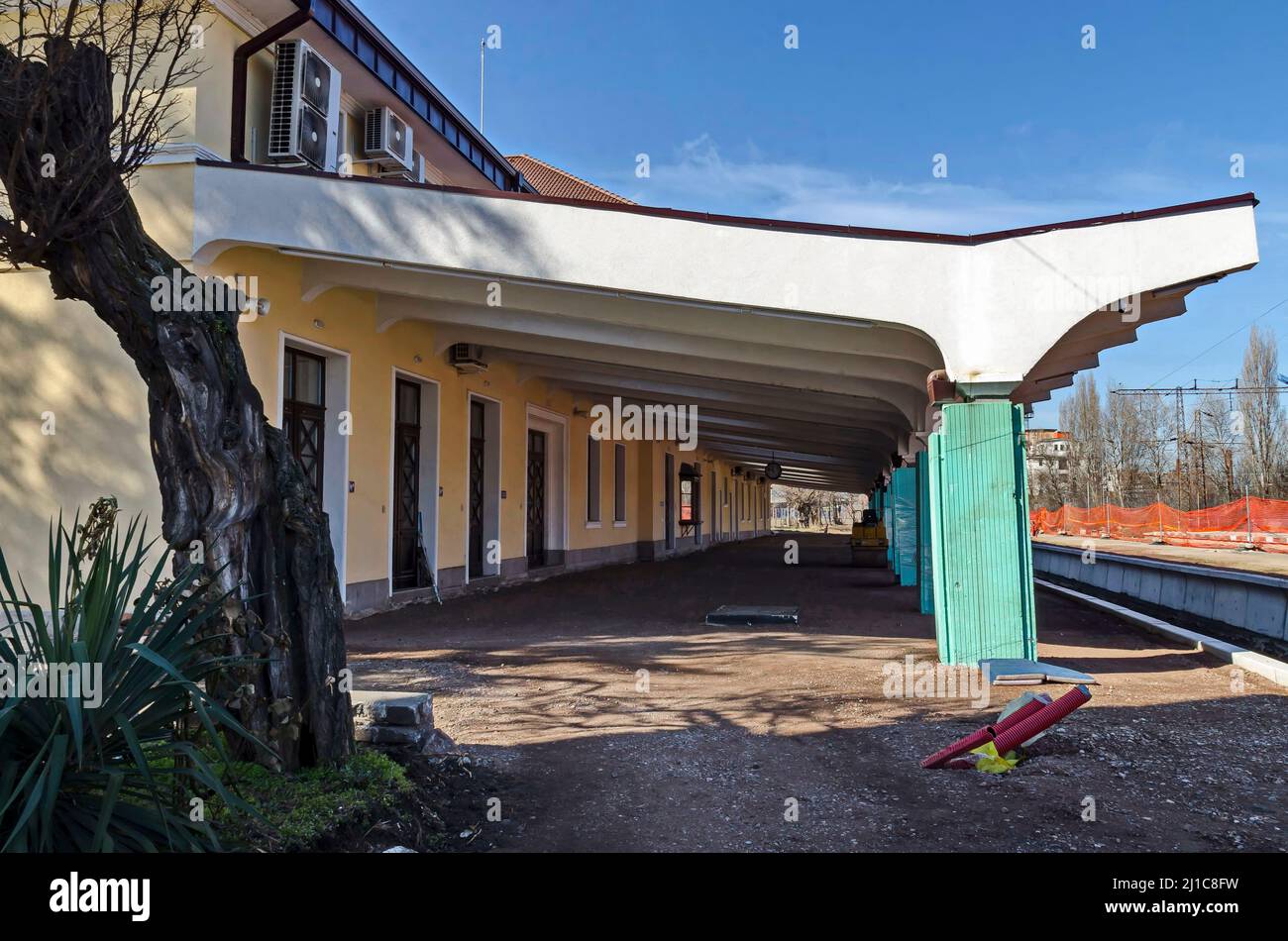 Uscita per le linee ferroviarie della vecchia stazione di Poduyane, costruita nel 1930 in ristrutturazione, Sofia, Bulgaria Foto Stock