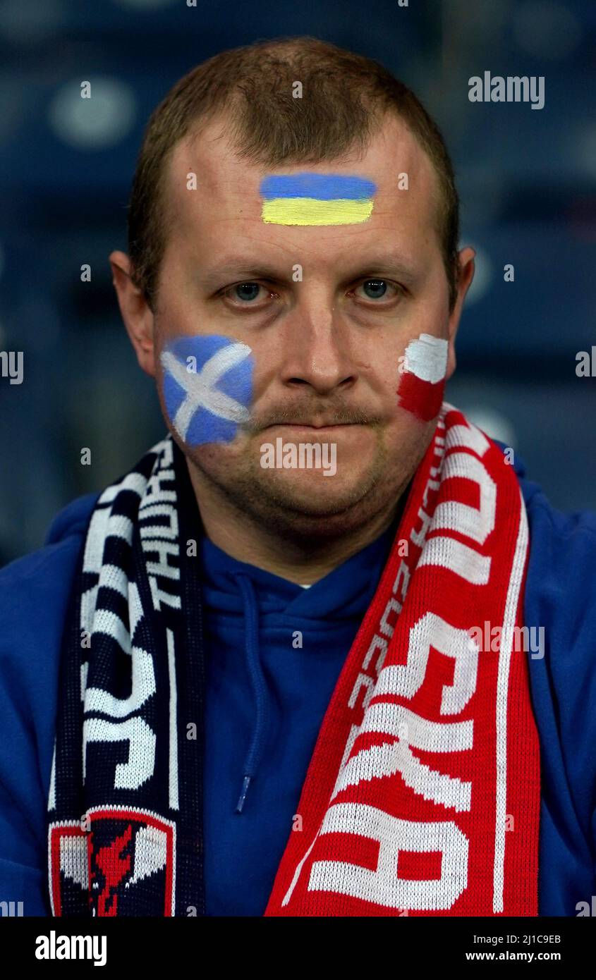 Un fan con le bandiere ucraine, scozzesi e polacche dipinte sul suo volto durante la partita internazionale amichevole a Hampden Park, Glasgow. Data foto: Giovedì 24 marzo 2022. Foto Stock
