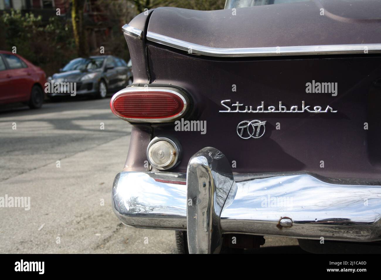Un primo piano di auto d'epoca americana parcheggiata nella strada di East Vancouver Foto Stock