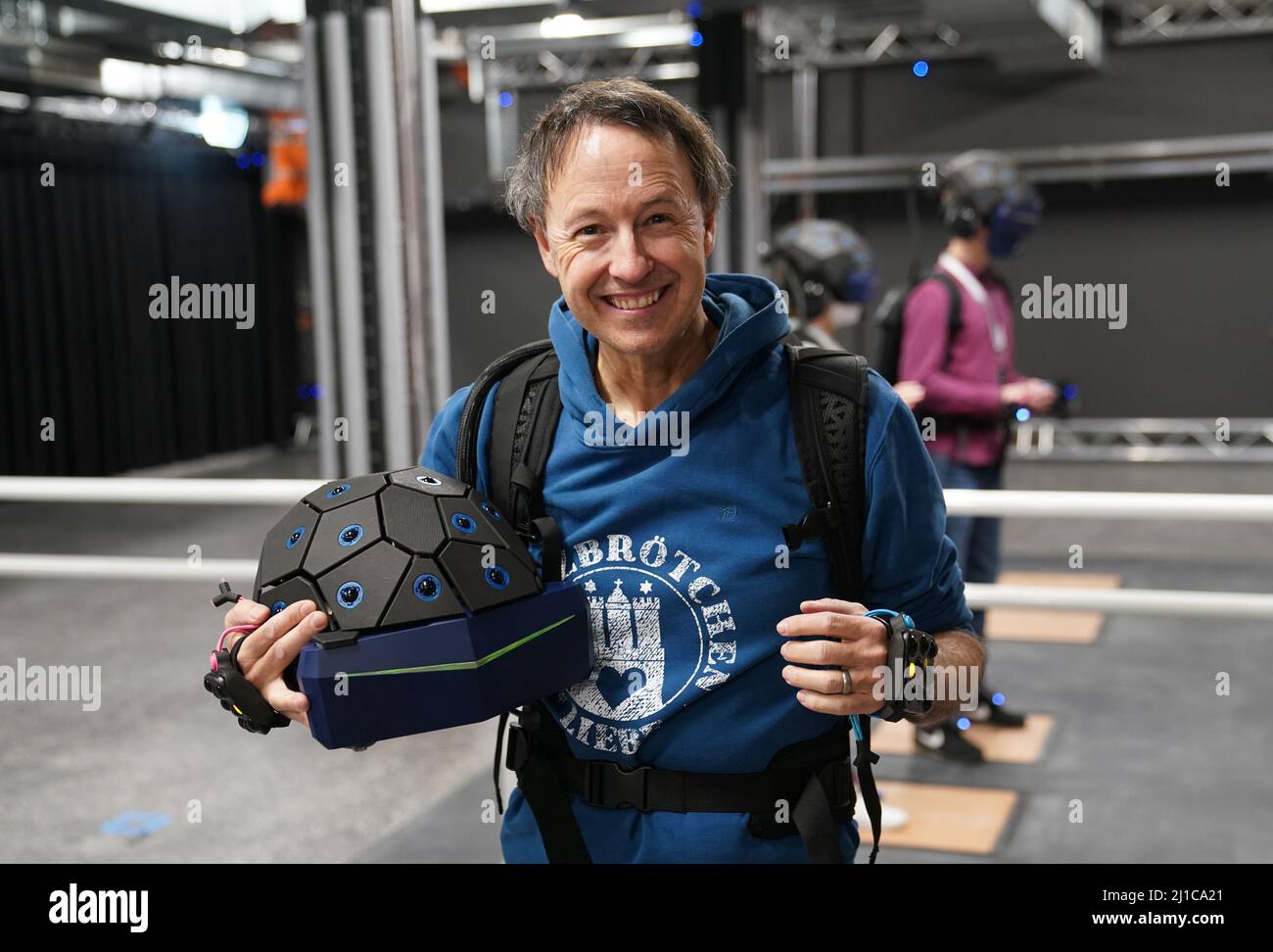 24 marzo 2022, Amburgo: Frederik Braun, co-fondatore della Miniatur Wunderland, si trova nella nuova attrazione di realtà virtuale 'Yullbe' (abbreviazione per voi sarà) con zaino e casco, così come sensori di mano e piede e tracker. Da aprile 1, i visitatori di 'Yullbe Wunderland' potranno imbarcarsi in un tour virtuale del famoso mondo dell'avventura, come piccole persone digitali. Con occhiali per realtà virtuale o un casco corrispondente sulla testa, diventerai un abitante del Miniatur Wunderland nel mondo dello Yullbe e potrai scoprire il selvaggio West, Venezia o altri mondi praticamente con i tuoi Foto Stock