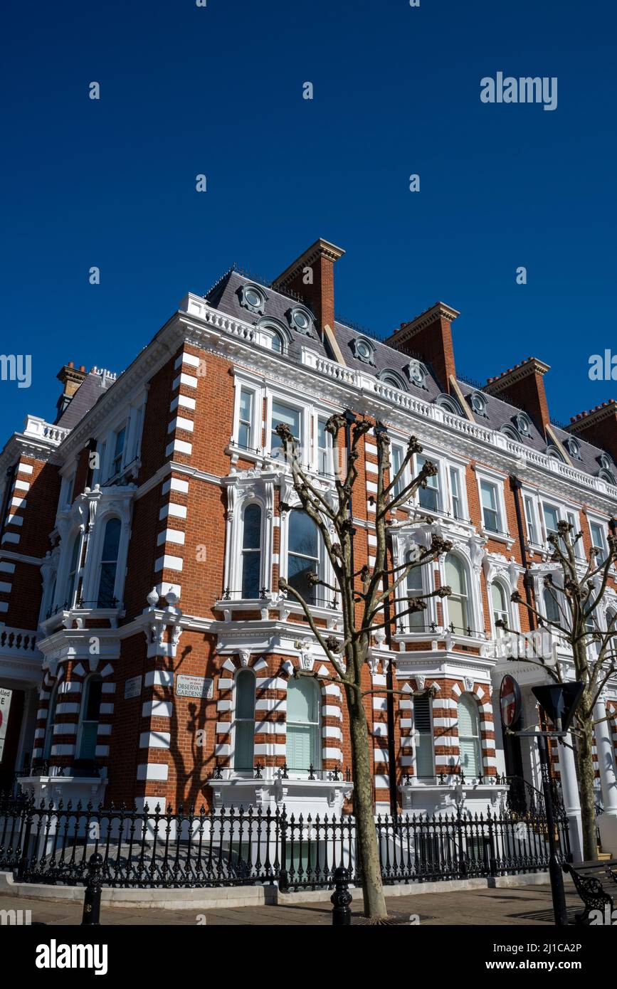 Observatory Gardens, nel Royal Borough di Kensington e Chelsea, a Londra, Regno Unito. 1880s case vittoriane a schiera sulla proprietà Phillimore. Appartamenti Foto Stock