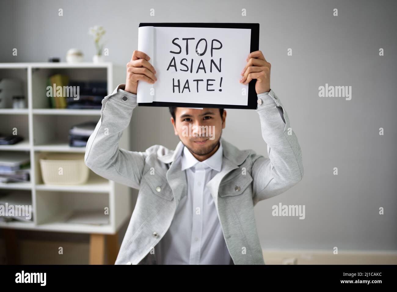 Stop Social Racism Banner. Vittima del crimine razziale Foto Stock