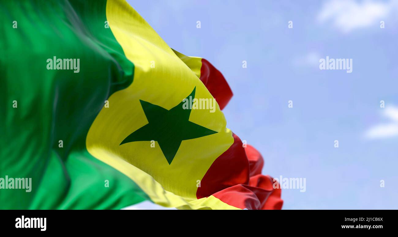 Dettaglio della bandiera nazionale del Senegal che sventola nel vento in una giornata limpida. Il Senegal è un paese dell'Africa occidentale. Messa a fuoco selettiva. Foto Stock