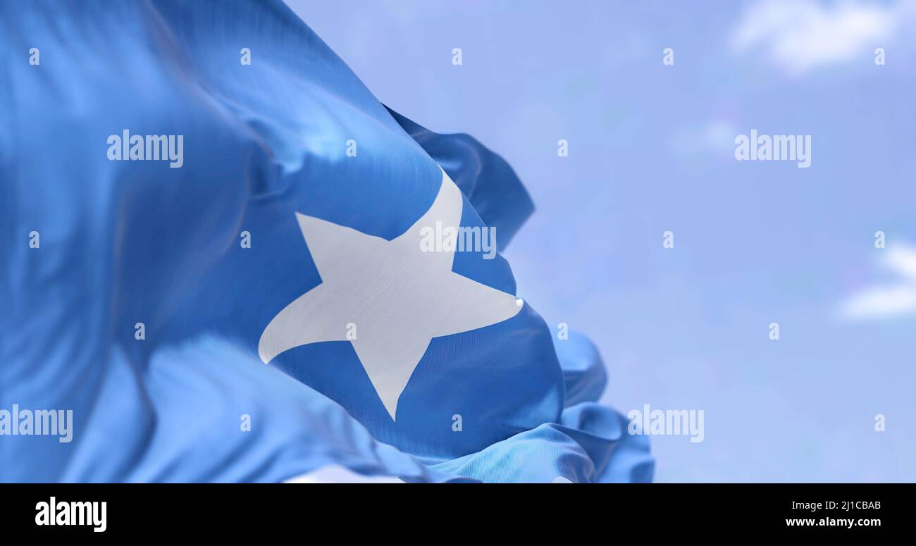 Dettaglio della bandiera nazionale della Somalia che sventola nel vento in una giornata limpida. La Somalia è un paese del Corno d'Africa. Messa a fuoco selettiva. Foto Stock