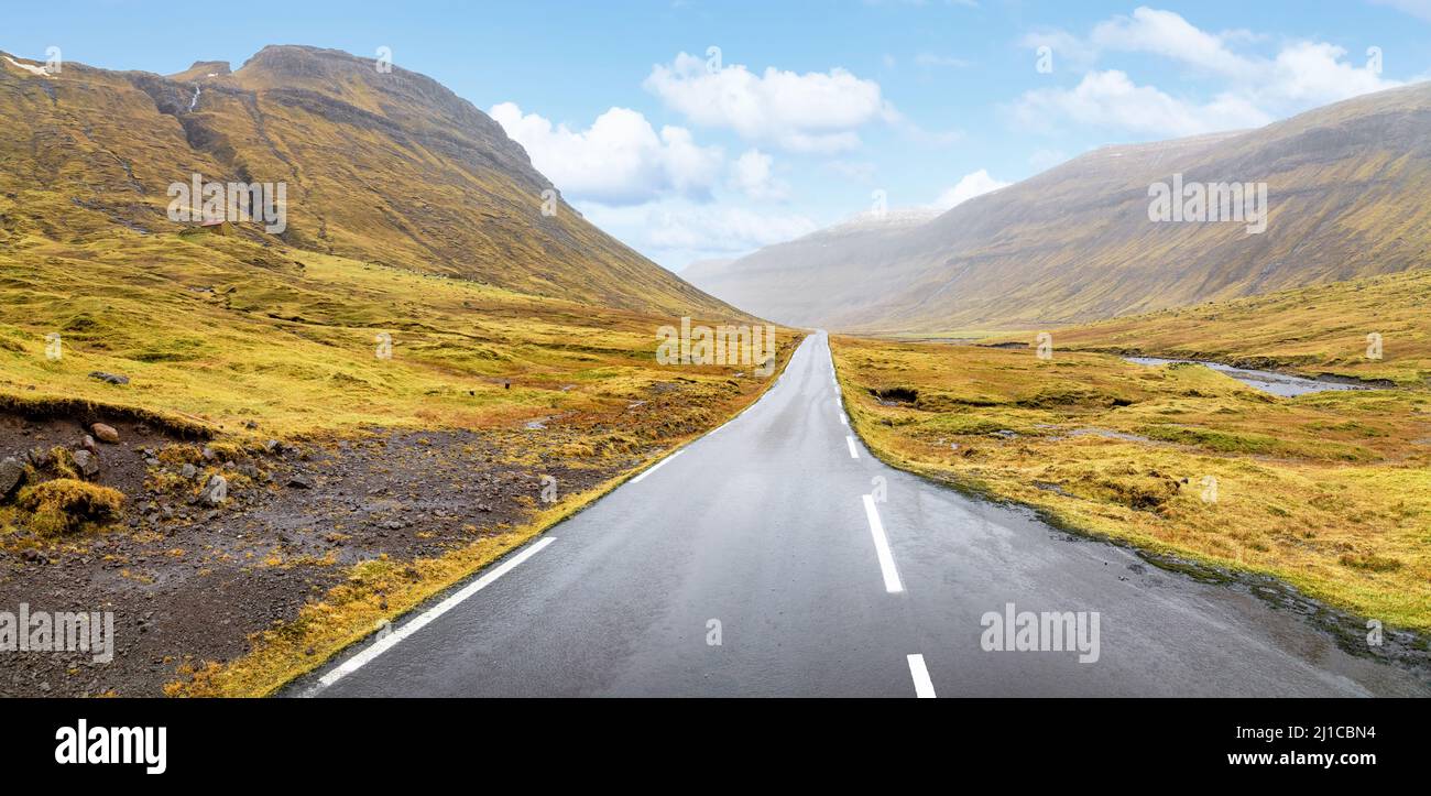 Una strada asfaltata nelle Isole Faroe Foto Stock