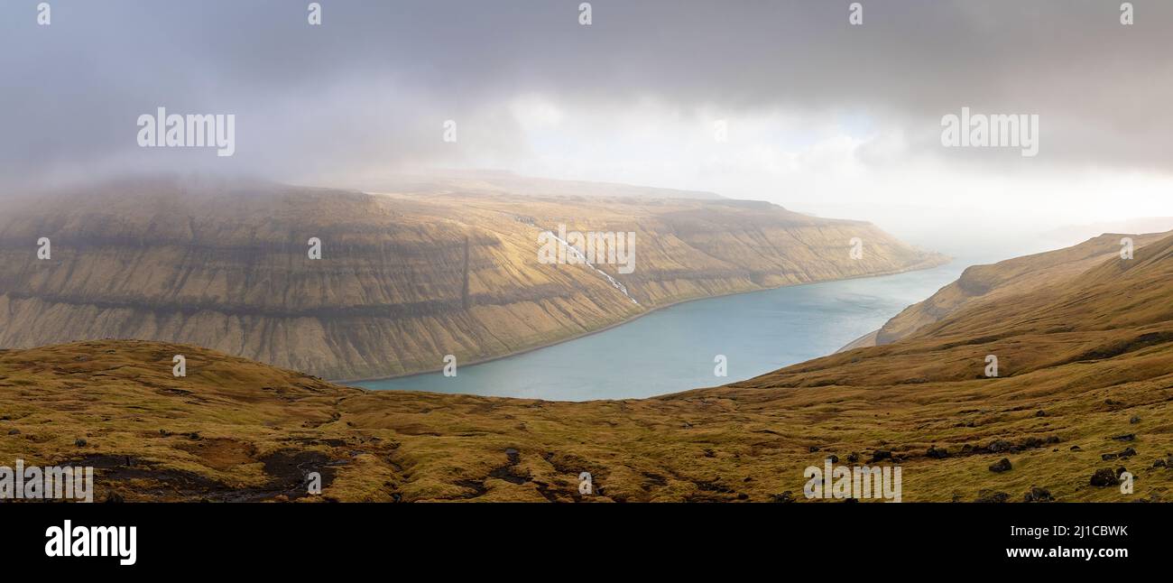 Una vista tipica del suggestivo paesaggio delle Isole Faroe. Foto Stock