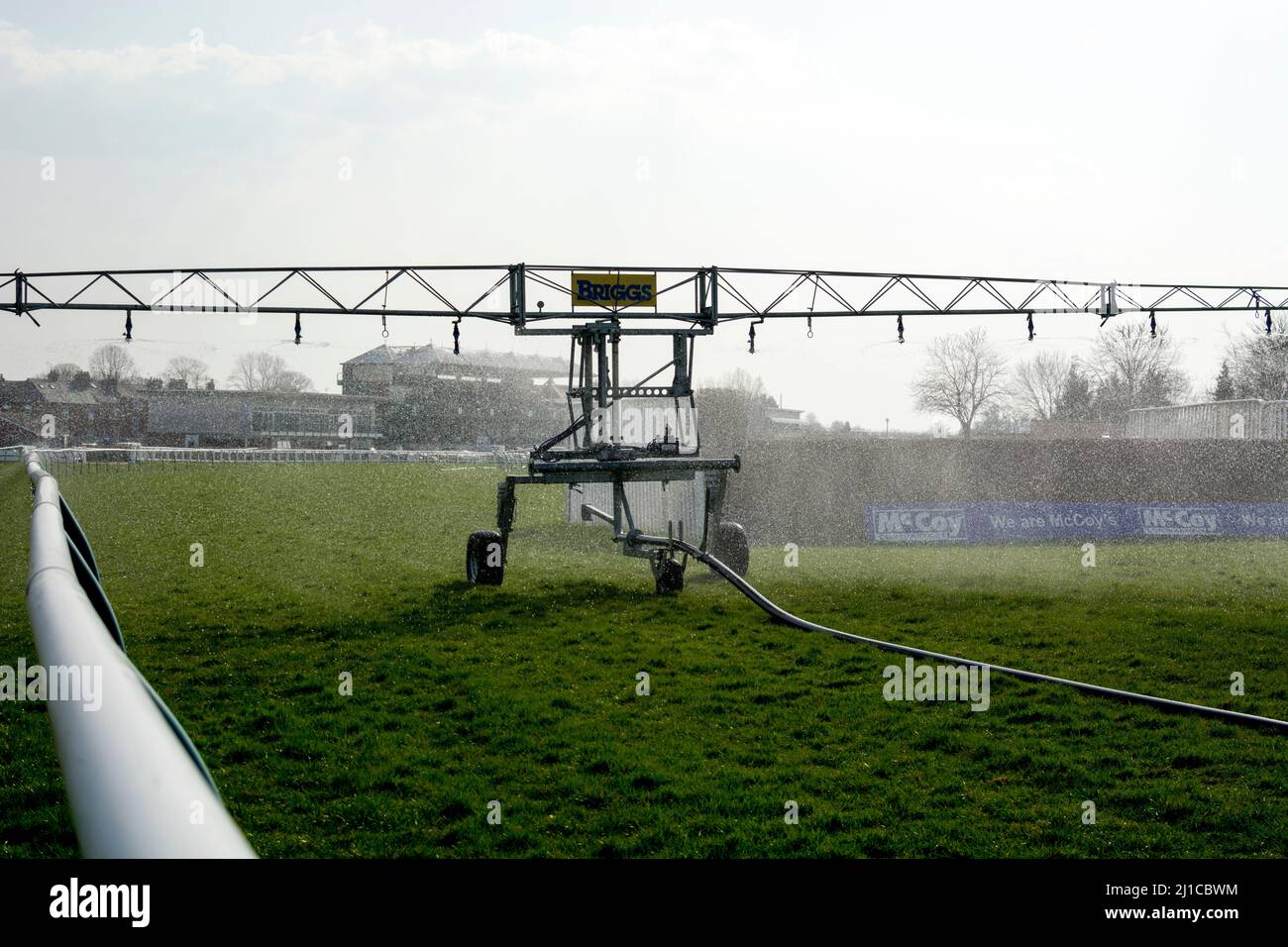 Irrigazione automatica all'ippodromo di Warwick, Warwickshire, Regno Unito Foto Stock