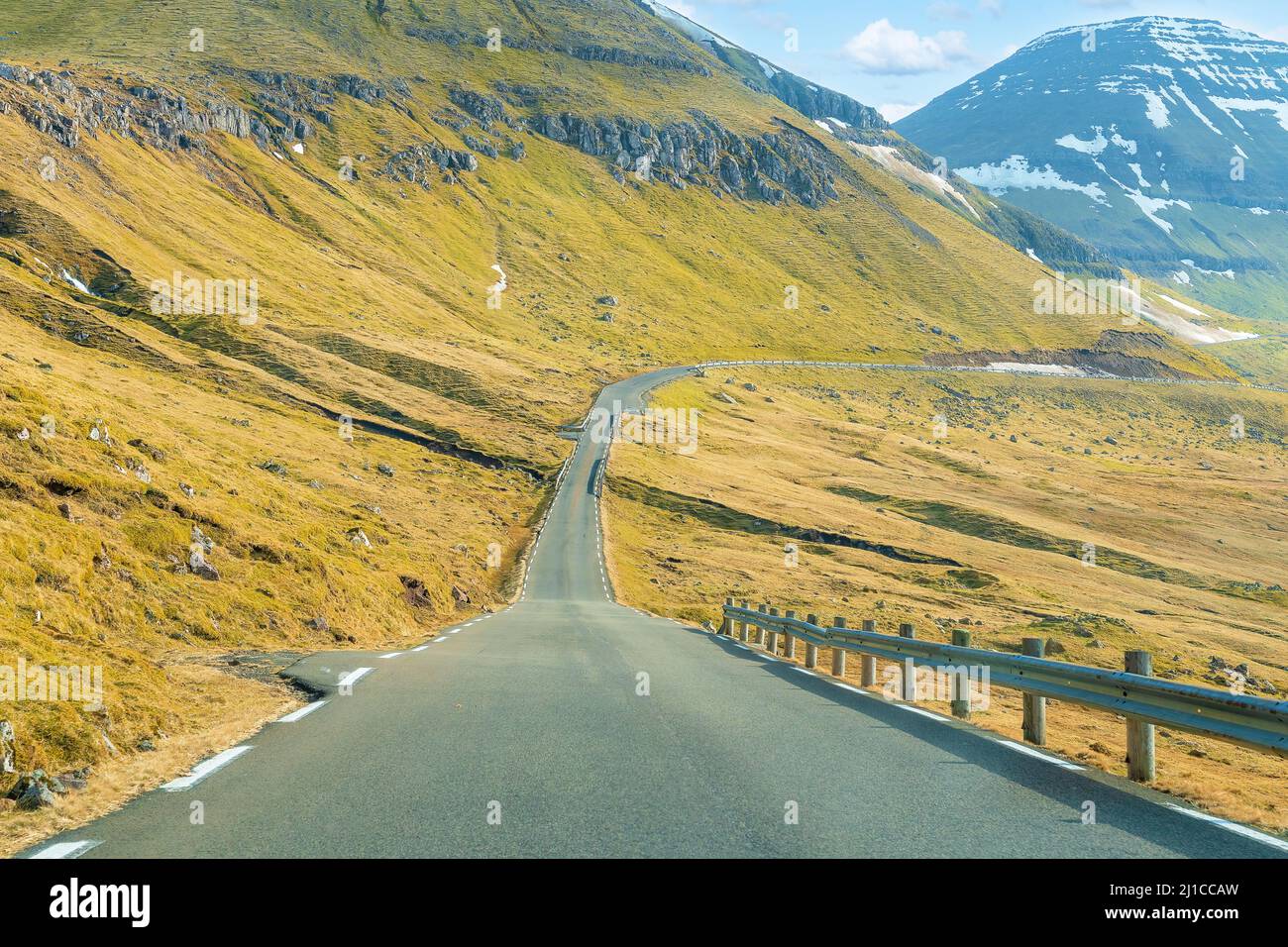 Una strada asfaltata nelle Isole Faroe Foto Stock