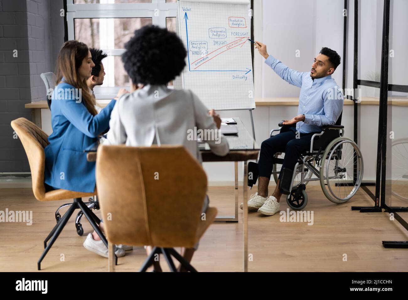Persona con disabilità che dà la presentazione in riunione di formazione Foto Stock