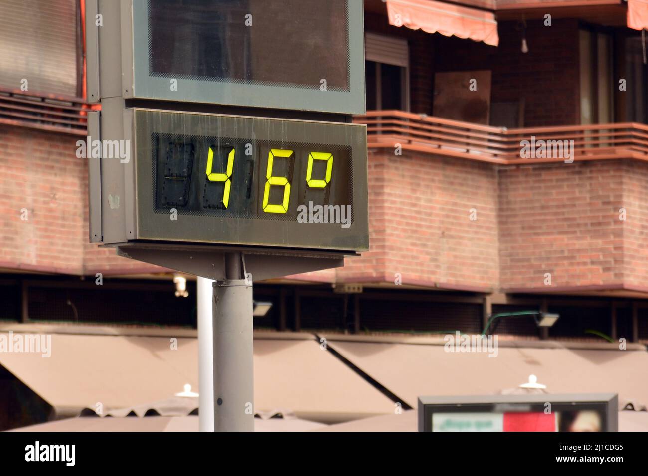 Termómetro callejero en una calle marcando 44 gradi celsius Foto Stock