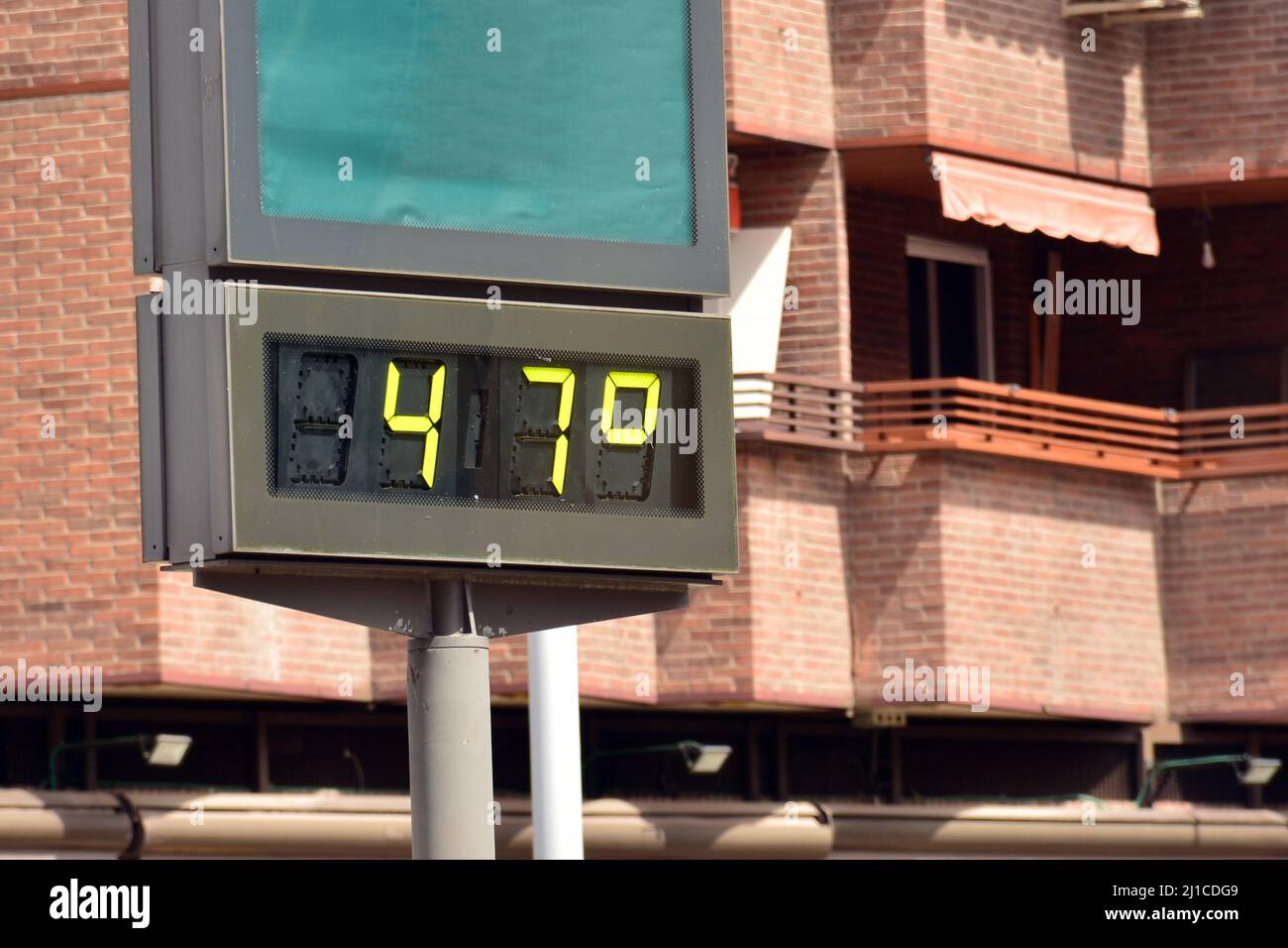 Termómetro callejero en una calle marcando 47 gradi celsius Foto Stock