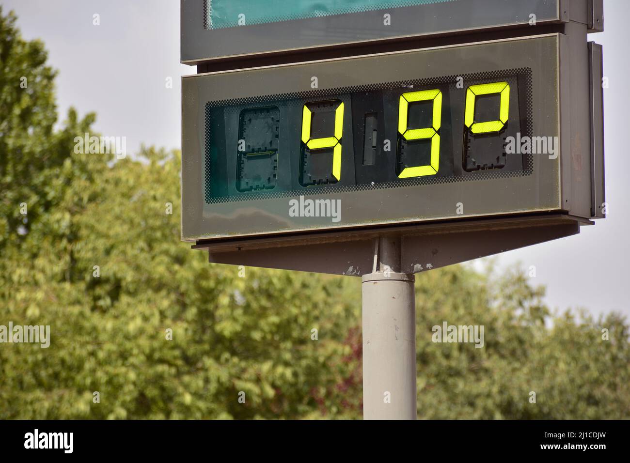 Termómetro callejero en una calle marcando 49 gradi celsius Foto Stock