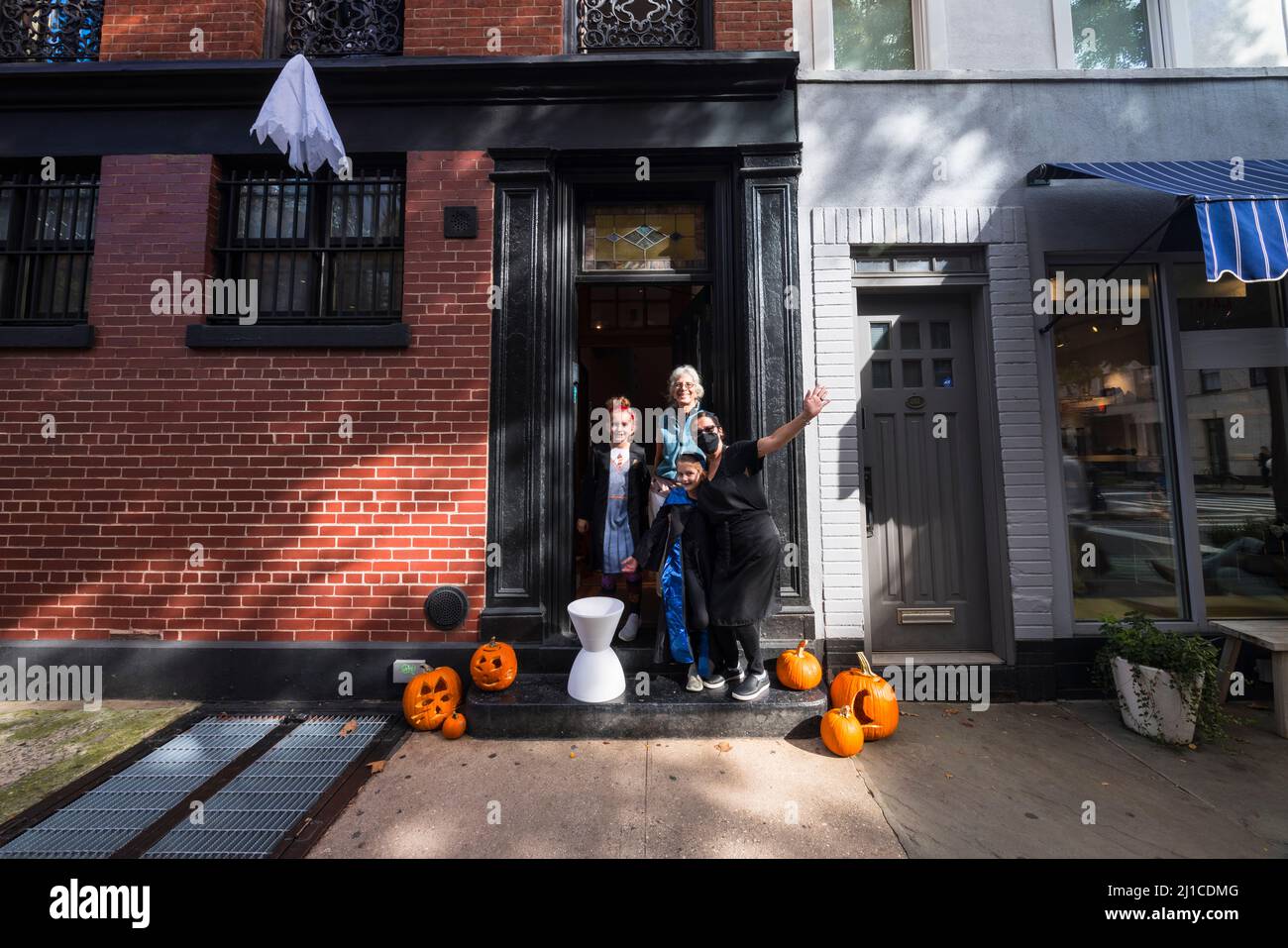 Le decorazioni annuali di Halloween sono decorate nel West Village Manhattan NYC 2021 Foto Stock