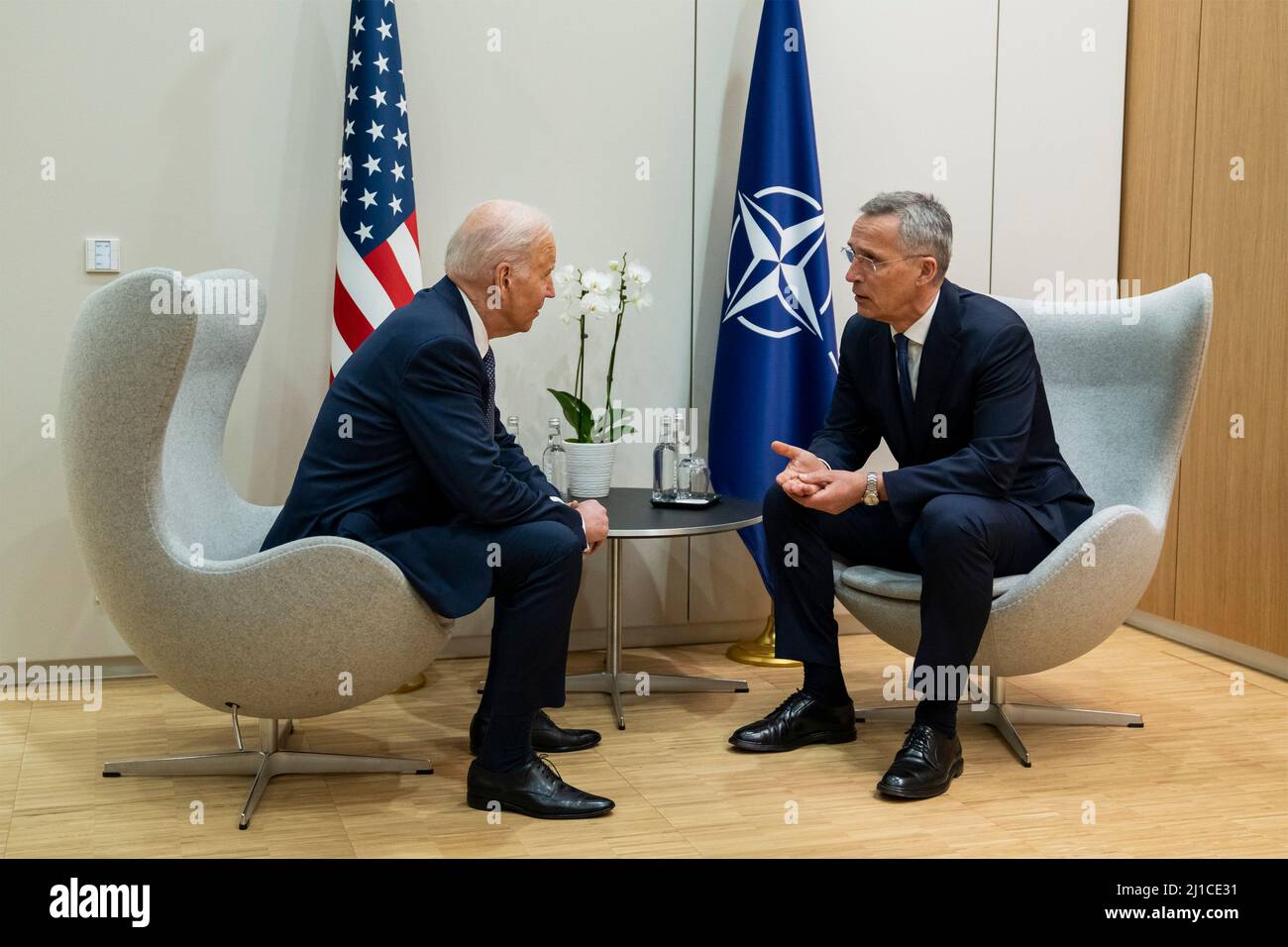 Bruxelles, Belgio. 24th Mar 2022. Il Presidente degli Stati Uniti Joe Biden, a sinistra, ha tenuto un incontro bilaterale con il Segretario Generale della NATO Jens Stoltenberg a margine del vertice straordinario della NATO presso la sede della NATO, 24 marzo 2022 a Bruxelles, Belgio. Biden spera che gli alleati europei continuino ad aumentare la pressione sulla Russia mentre l’Ucraina segna un mese dall’invasione. Credit: Adam Schultz/White House Photo/Alamy Live News Foto Stock