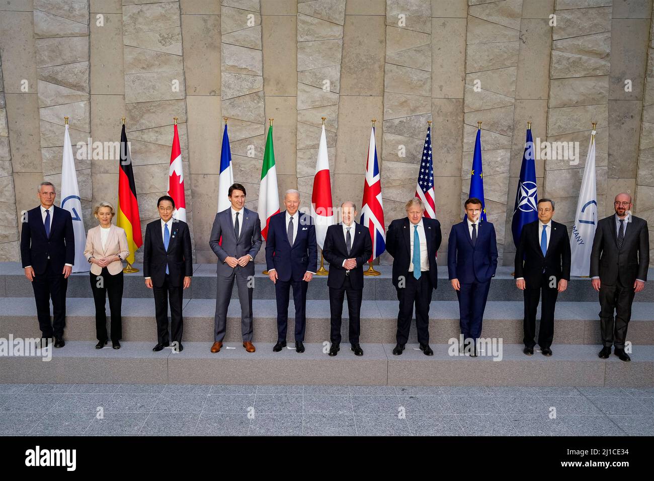 Bruxelles, Belgio. 24 marzo 2022. Il presidente degli Stati Uniti Joe Biden si trova in posizione di G& Leaders per una foto di gruppo durante l'incontro di emergenza delle G7 nazioni presso la sede della NATO, 24 marzo 2022 a Bruxelles, Belgio. In piedi con da sinistra a destra sono: Il Segretario generale della NATO Jens Stoltenberg, il Presidente della Commissione europea Ursula von der Leyen, il primo ministro giapponese Fumio Kishida, il primo ministro canadese Justin Trudeau, il presidente Joe Biden, il cancelliere tedesco OLAF Scholz, il primo ministro britannico Boris Johnson, il presidente francese Emmanuel Macron, il primo ministro italiano Mario Draghi e il Consiglio europeo Pre Foto Stock