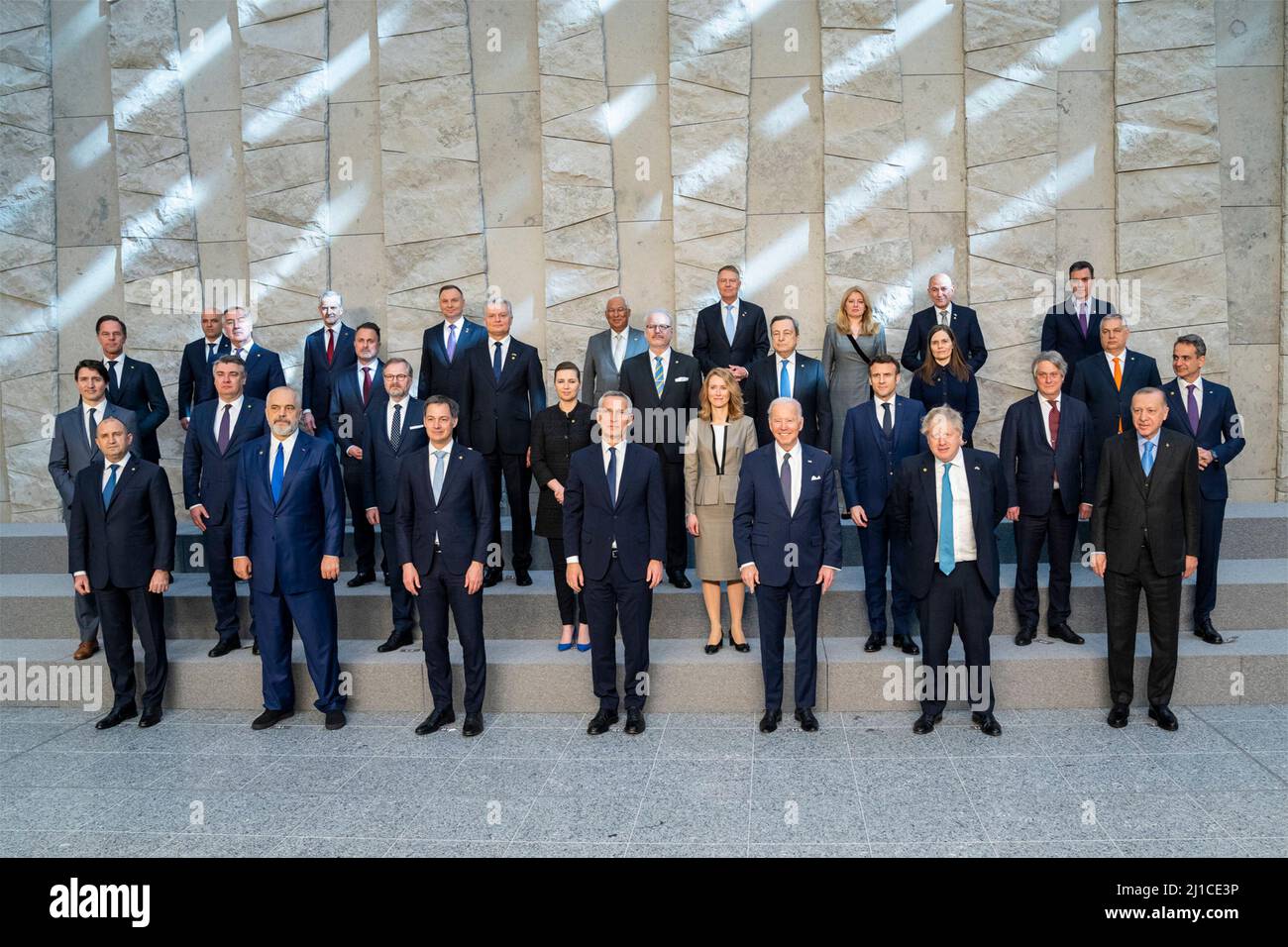 Bruxelles, Belgio. 24th Mar 2022. Il presidente degli Stati Uniti Joe Biden sta per una foto di gruppo con i membri della NATO durante un vertice straordinario della NATO presso la sede della NATO, 24 marzo 2022 a Bruxelles, Belgio. Biden spera che gli alleati europei continuino ad aumentare la pressione sulla Russia mentre l’Ucraina segna un mese dall’invasione. Credit: Adam Schultz/White House Photo/Alamy Live News Foto Stock
