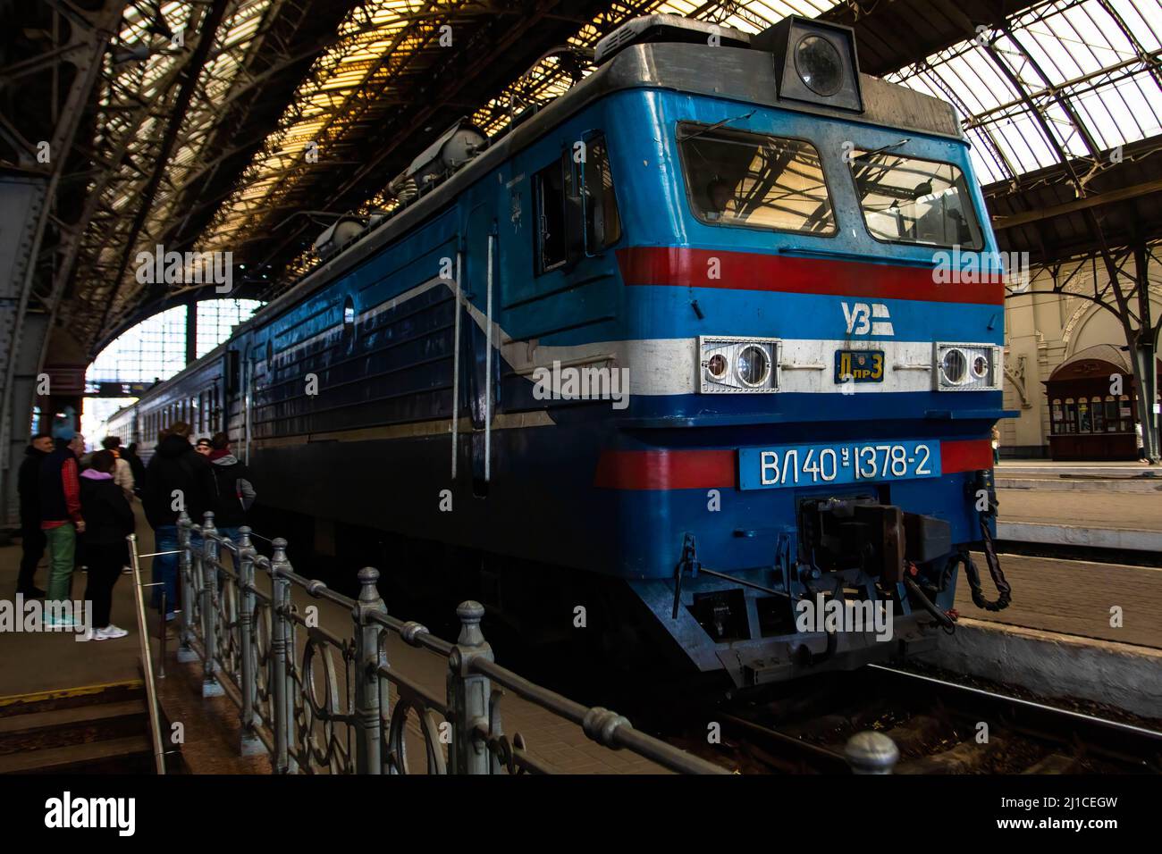 Lviv, Lviv Oblast, Ucraina. 24th Mar 2022. Un treno che porta i rifugiati da Mariupol a Lviv. Alla stazione ferroviaria di Lviv arrivò un treno che trasportava rifugiati provenienti da Mariupol, dilaniata dalla guerra. Molti continueranno il loro viaggio da Lviv fuori dall'Ucraina. (Credit Image: © Ty ONeil/SOPA Images via ZUMA Press Wire) Foto Stock