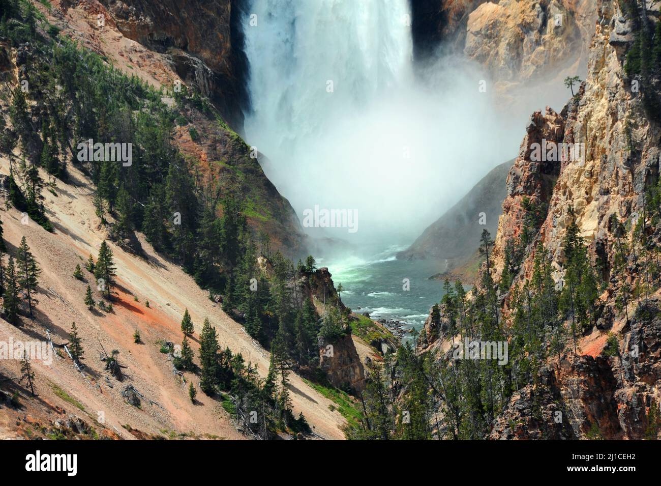 L'incredibile potenza delle Lower Falls, nel parco nazionale di Yellowstone, è mostrata come il muro di acqua che si sta tuonando colpisce le rocce sottostanti e uno spruzzo d'acqua che sale i Foto Stock