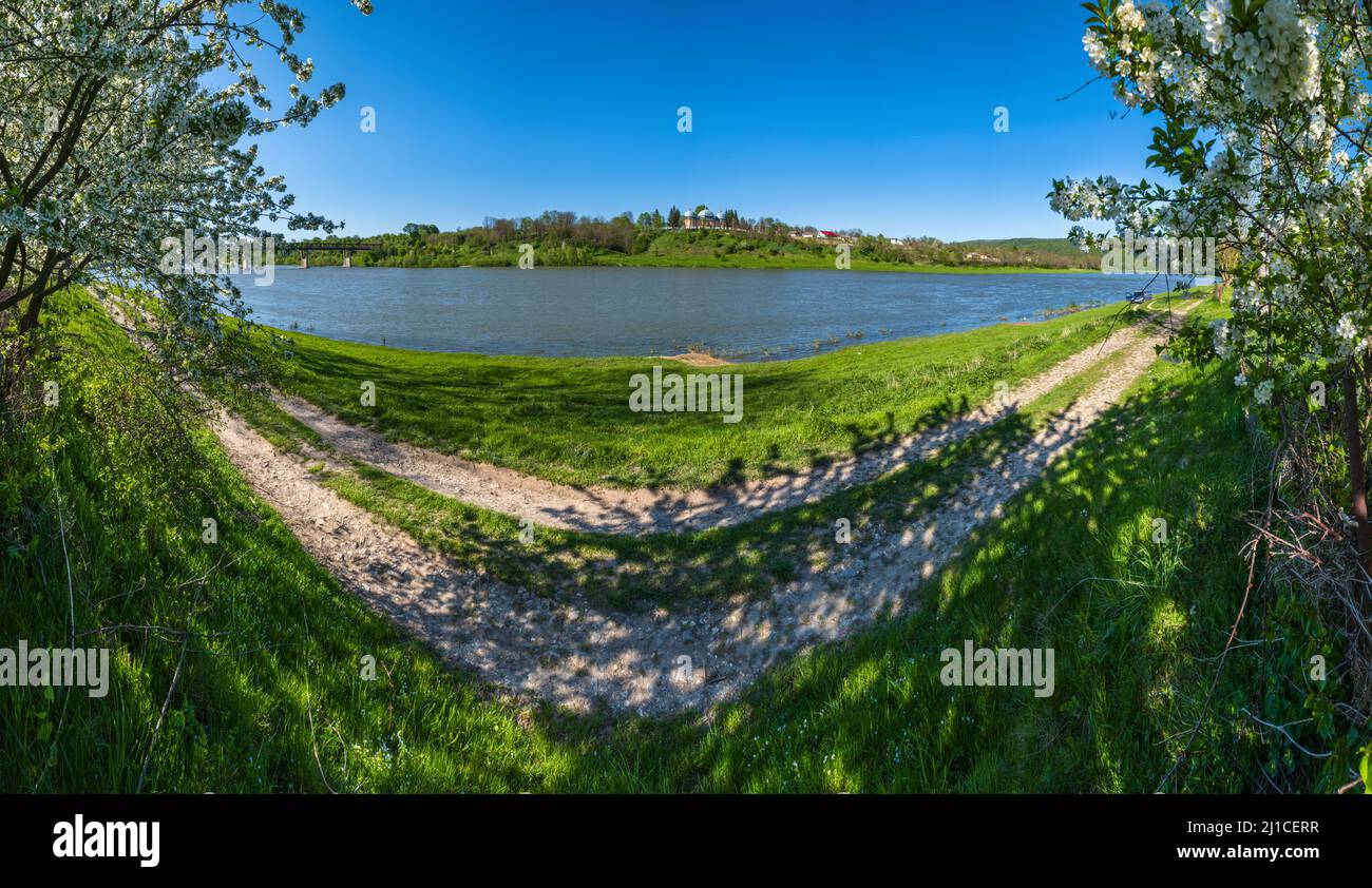 Splendida vista primaverile sul canyon del fiume Dnister. Vista dal villaggio di Nezvysko fiorente costa fluviale, Ivano-Frankivsk regione, Ucraina Foto Stock