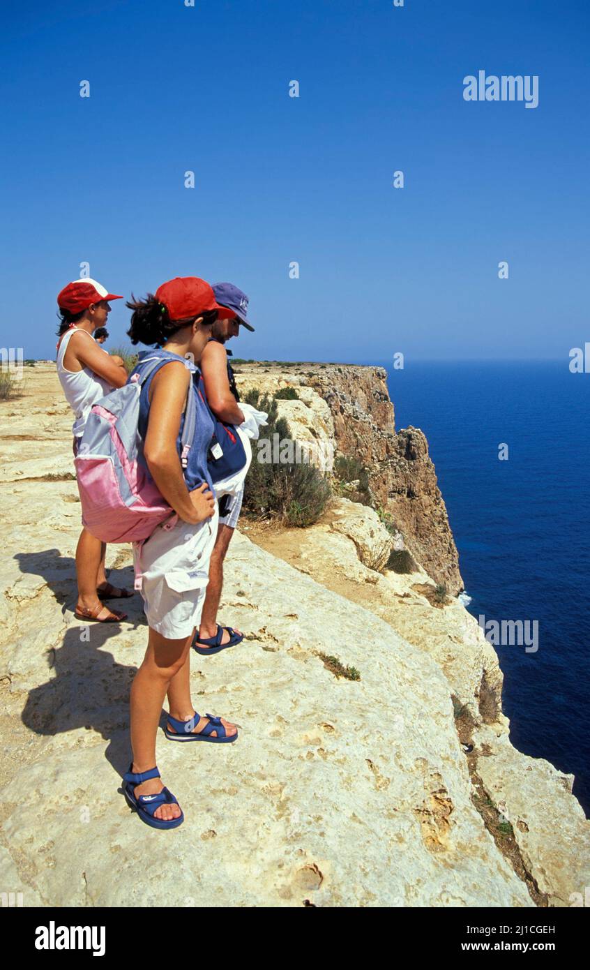 Turisti a Cap de la Mola, Formentera, Isole Baleari, Spagna, Europa Foto Stock