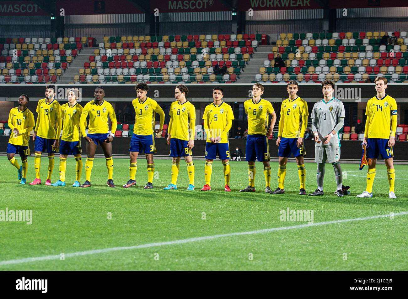 Silkeborg, Danimarca. 23rd, marzo 2022. I giocatori svedesi si allineano prima del qualificatore UEFA EURO U17 tra Svezia e Danimarca allo stadio Silkeborg di Silkeborg. (Photo credit: Gonzales Photo - Morten Kjaer). Foto Stock
