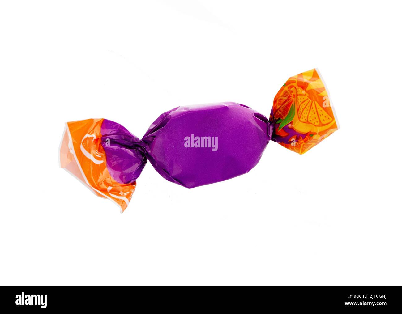 Caramelle. Caramelle avvolte isolate su sfondo bianco. Foto Stock