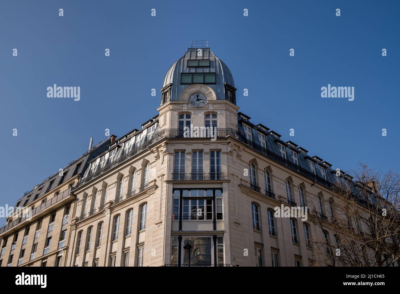 Esplorazione dell'architettura a Parigi con splendida facciata in una giornata di sole Foto Stock
