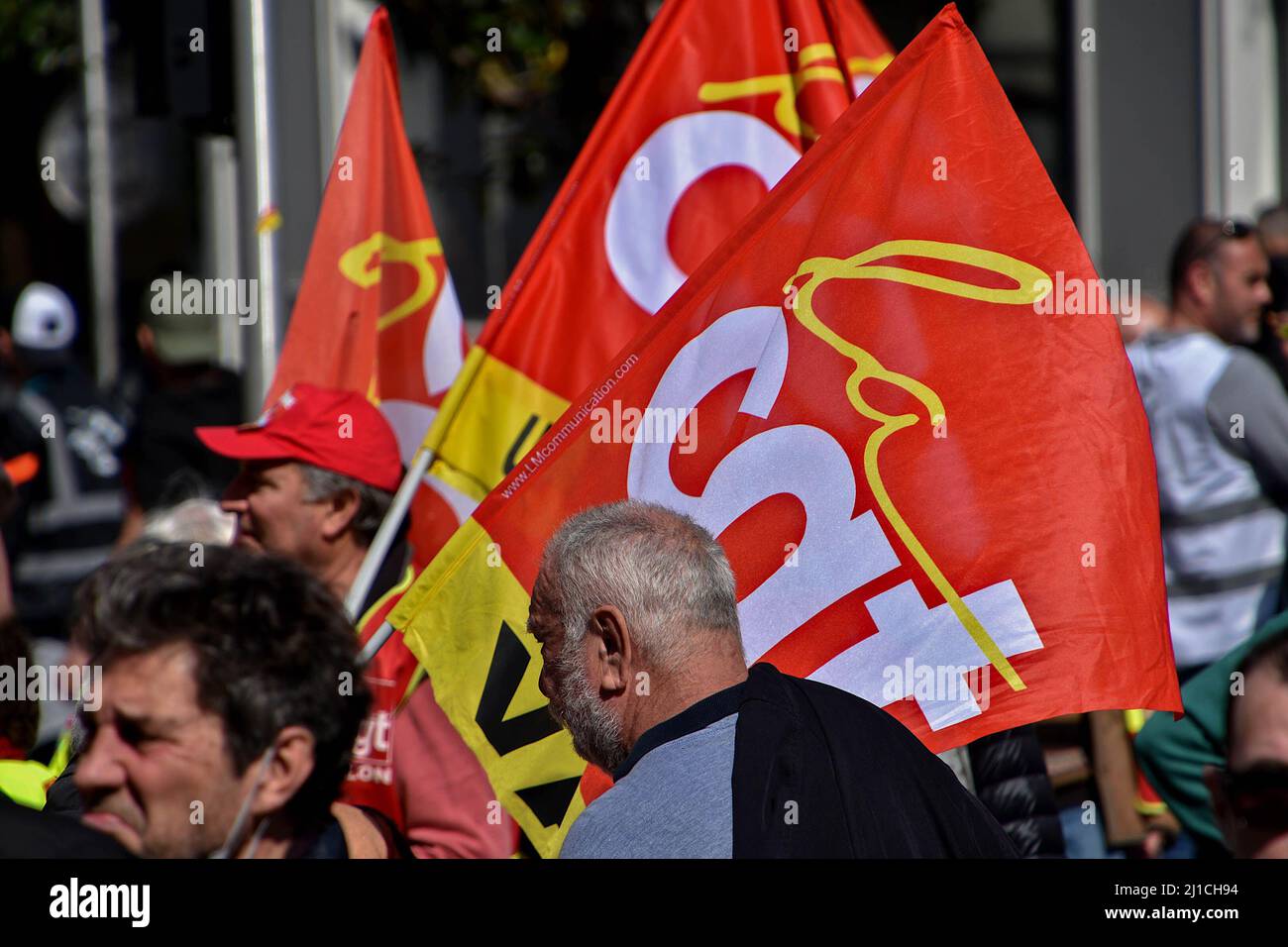 Marsiglia, Francia. 24th Mar 2022. I manifestanti hanno bandiere durante la dimostrazione. I pensionati hanno protestato in circa 20 città francesi per chiedere pensioni più elevate e un migliore accesso ai servizi sanitari. Le proteste sono iniziate tre settimane prima delle elezioni presidenziali francesi, con il primo turno che si è svolto il 10 aprile 2022. Credit: SOPA Images Limited/Alamy Live News Foto Stock