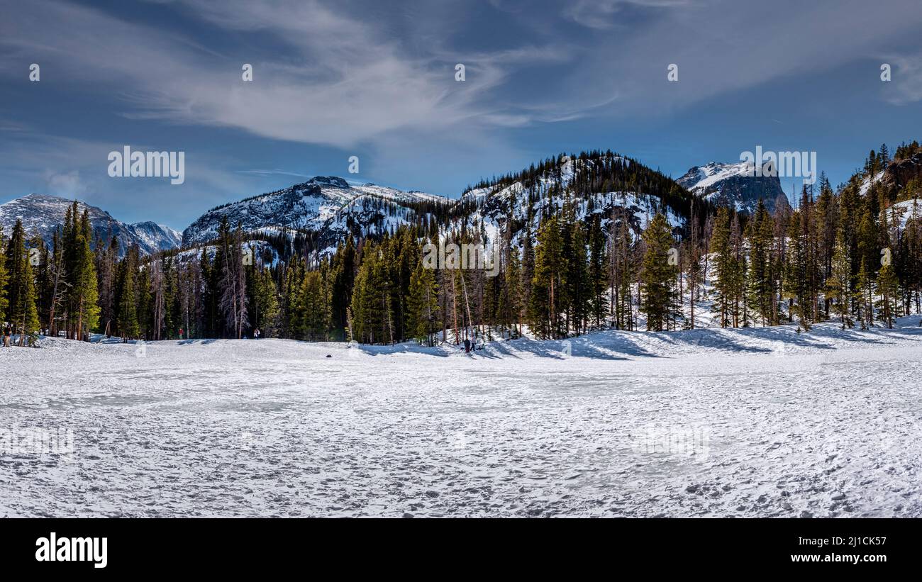 Panorama sul lago Frozen Dream nel Parco Nazionale delle Montagne Rocciose Foto Stock