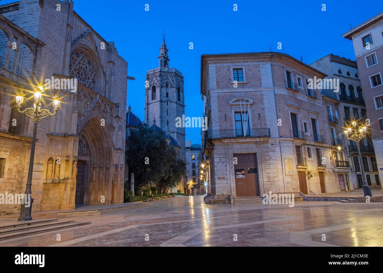 Valencia - la piazza Plaza de Mare de Deu con la Cattedrale al tramonto Foto Stock