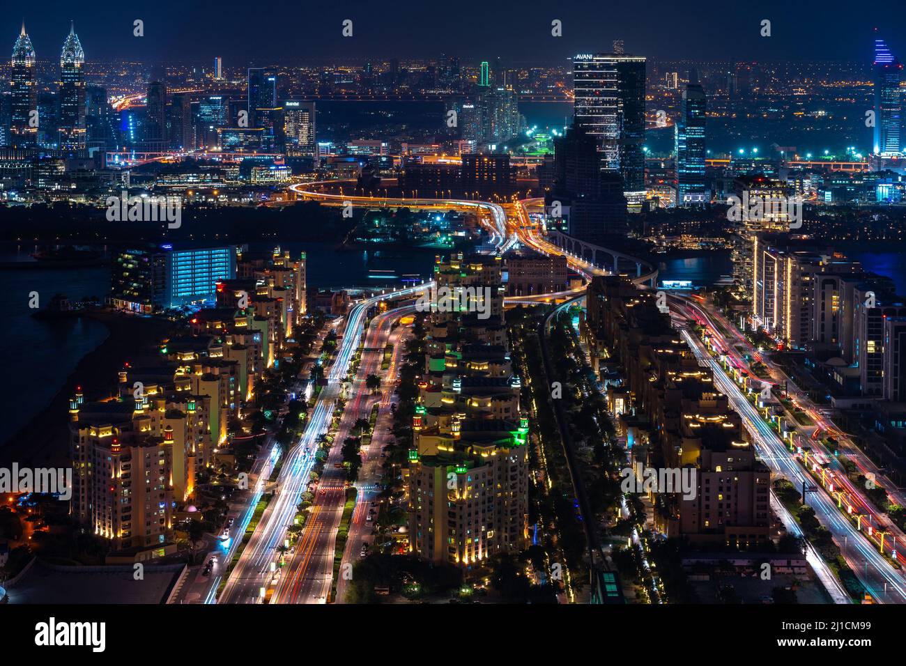 Dubai, Emirati Arabi Uniti - Dicembre 05 2021: Vista aerea della Jumeirah Palm Dubai di notte, con lunghe strisce luminose. Carta da parati di Dubai Night City Foto Stock