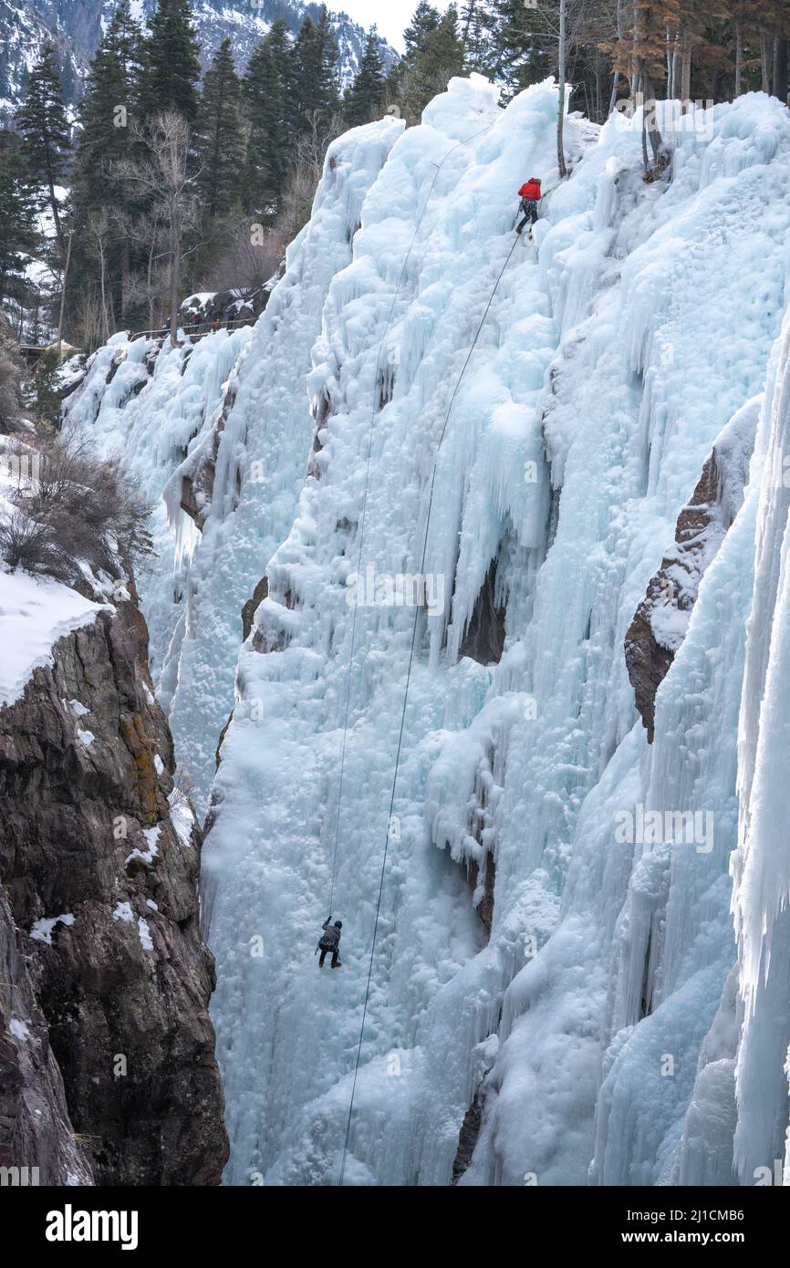 Un arrampicatore a sinistra sale come un altro arrampicatore a destra si arrampica su una parete di ghiaccio alta 160' nel Parco di ghiaccio di Ouray, Colorado. Foto Stock