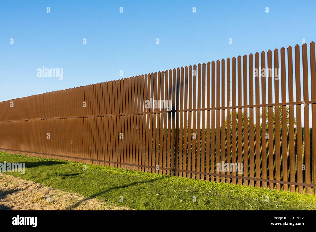 Il muro di confine tra Stati Uniti e Messico vicino a Brownsville, Texas, alla luce del tardo pomeriggio. Vista dal lato del Texas della parete. Foto Stock