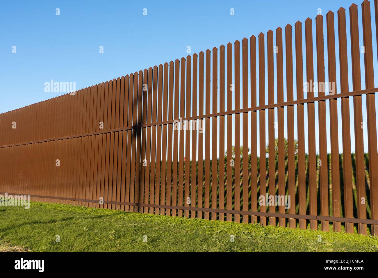 Il muro di confine tra Stati Uniti e Messico vicino a Brownsville, Texas, alla luce del tardo pomeriggio. Vista dal lato del Texas della parete. Foto Stock