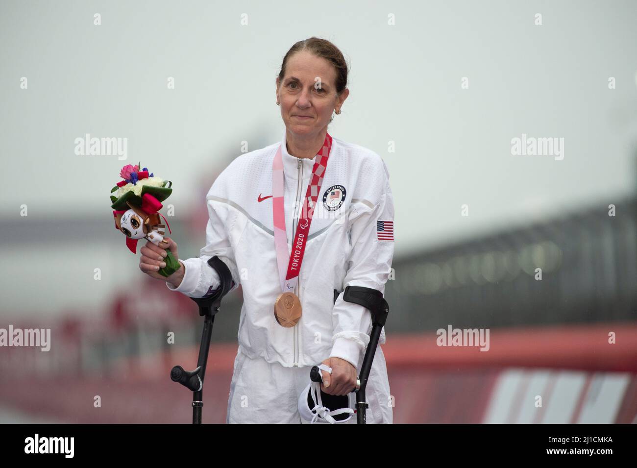 Medaglia di bronzo Jill Walsh degli Stati Uniti sul podio per la gara su strada femminile T1, 2020 Paralimpic Games Foto Stock