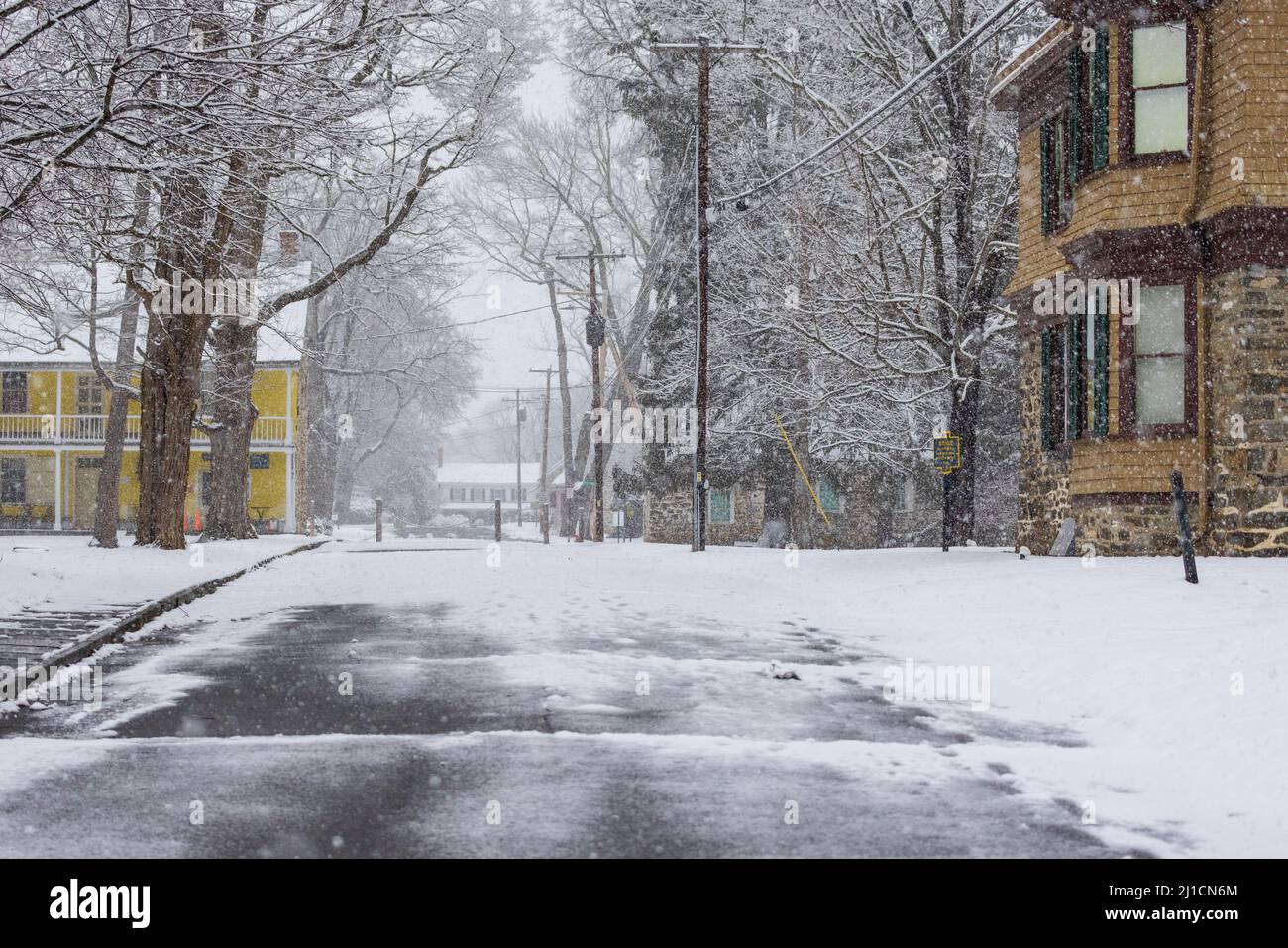Strada vuota con neve sulla storica Hugenot Street a New Paltz, NY Foto Stock