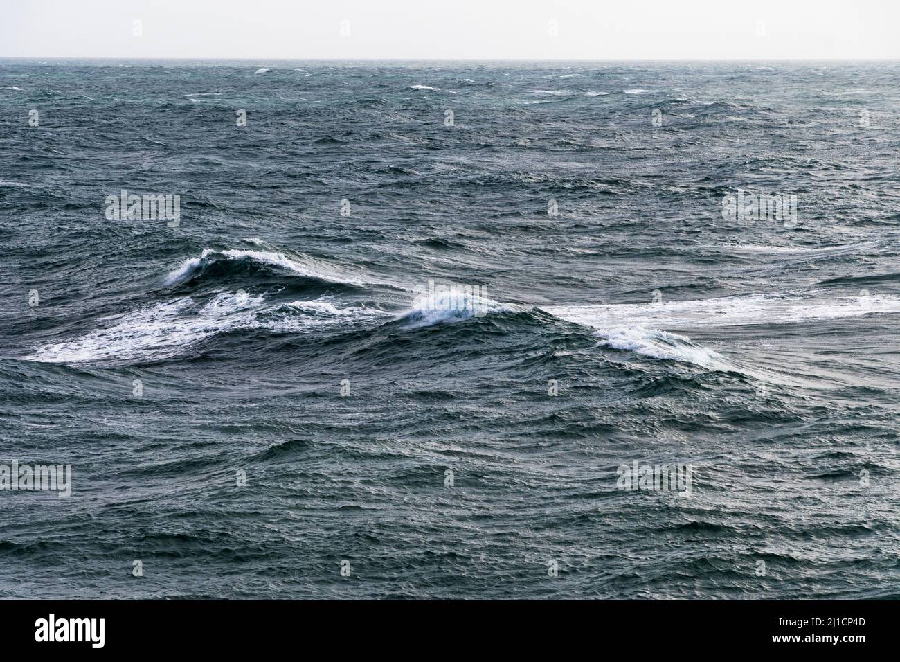 Mare tempestoso a Portland Bill, Weymouth, Dorset Foto Stock