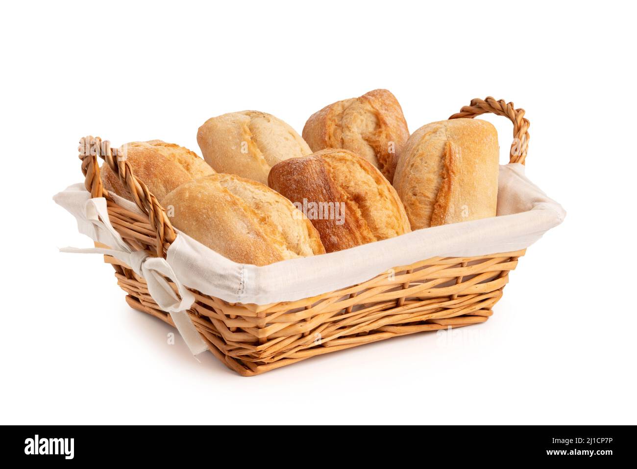 Ciambelle di grano fresco in un cestino di vimini isolato su bianco Foto Stock