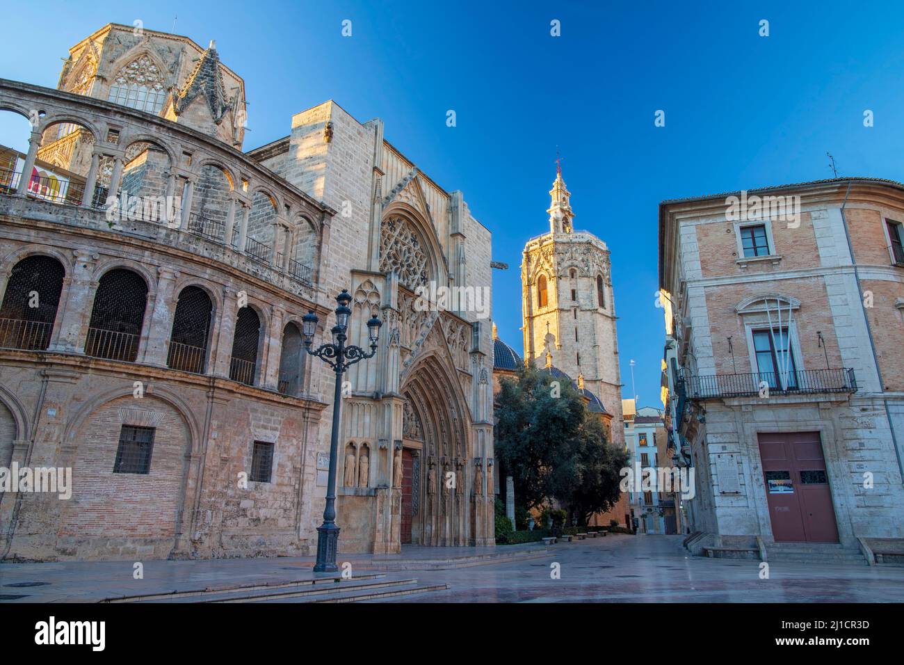 Valencia - la piazza Plaza de Mare de Deu con la Cattedrale alla luce del mattino. Foto Stock