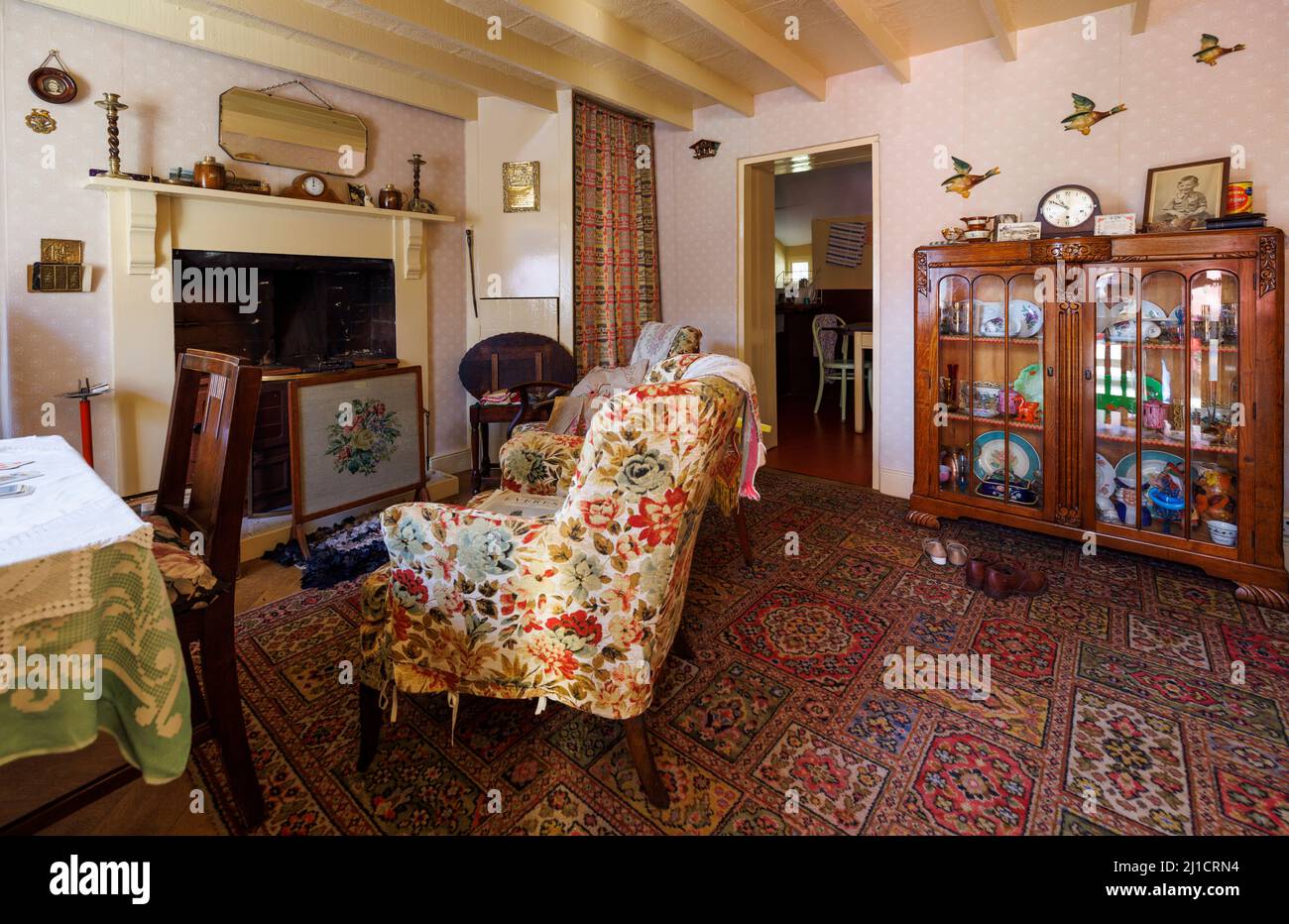 Interno di una delle case Rhyd-y-car Terrace con arredamento a metà degli anni '50 al St Fagans National History Museum, Cardiff, Galles Foto Stock