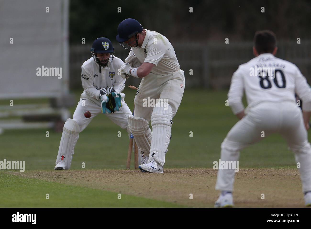 DURHAM CITY, REGNO UNITO. MAR 24TH. Liam Trevaskis di Durham Bowls Sebastian Allison della Durham University durante la partita di pre-stagione tra Durham MCCU e Durham County Cricket Club all'ippodromo di Durham City giovedì 24th marzo 2022. (Credit: Mark Fletcher | MI News) Credit: MI News & Sport /Alamy Live News Foto Stock