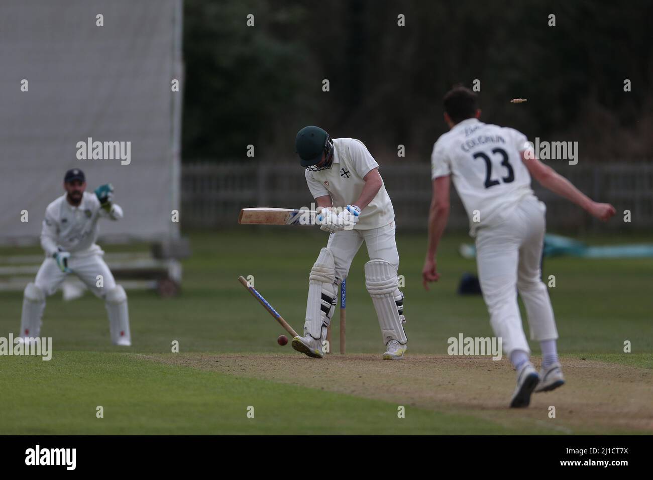 DURHAM CITY, REGNO UNITO. MAR 24TH. Paul Coughlin di Durham bowls Ross Richardson durante la partita pre-stagione amichevole tra Durham MCCU e Durham County Cricket Club all'ippodromo di Durham City giovedì 24th marzo 2022. (Credit: Mark Fletcher | MI News) Credit: MI News & Sport /Alamy Live News Foto Stock