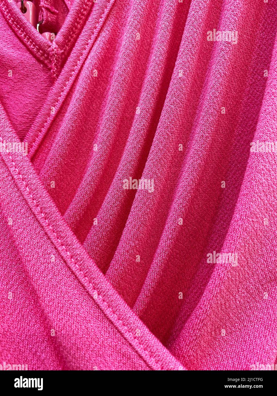 Tessuto in mesh rosa, cuciture, vestibilità e sfumature di luce diverse Foto Stock
