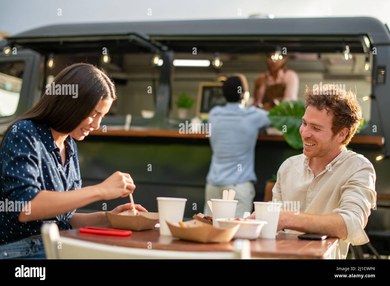 Una giovane coppia che ha fatto colazione in un caffè Foto Stock