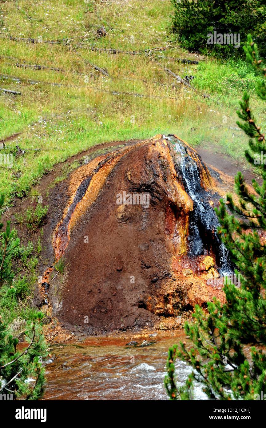 Il calore e il vapore fuoriescono dalla Chocolate Pot oltre al fiume Gibbon nel Parco Nazionale di Yellowstone. Foto Stock