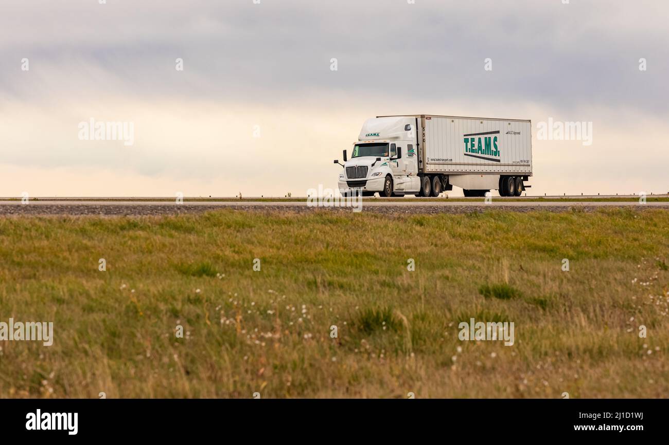 Camion di carico sulla strada in una zona rurale. Vista stradale, foto di viaggio, messa a fuoco selettiva, nessuno, spazio di copia per il testo. 28,2021 settembre - Calgary, AB, C. Foto Stock